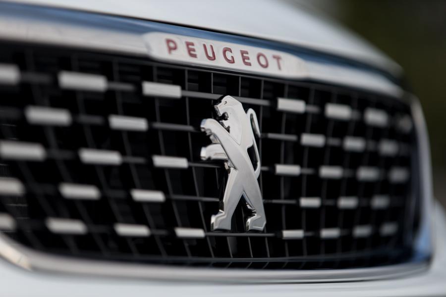 Логотип Peugeot 308 GT Line 2017 года  (WW) (фото 5 из 45)